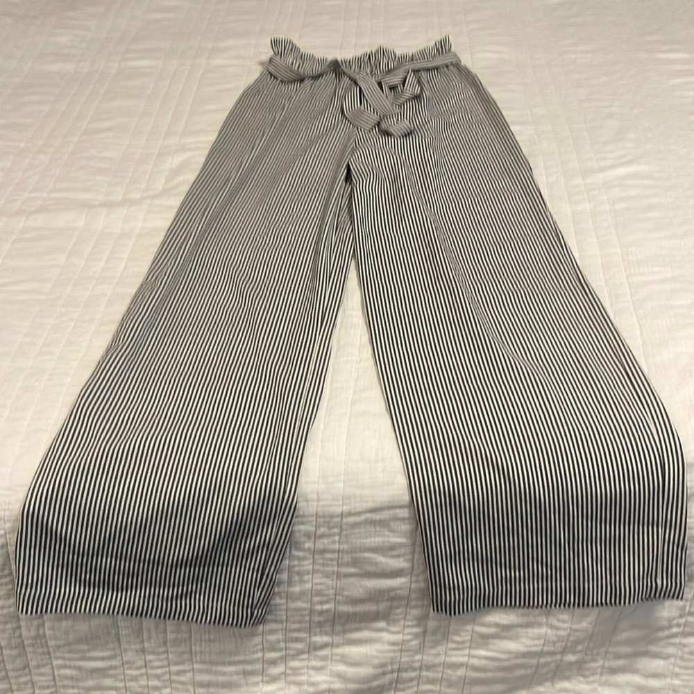 No yeah. Wide leg crepe pants. Size small.